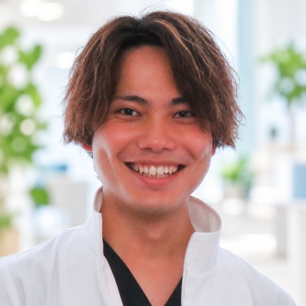 施術中の本藤 龍司