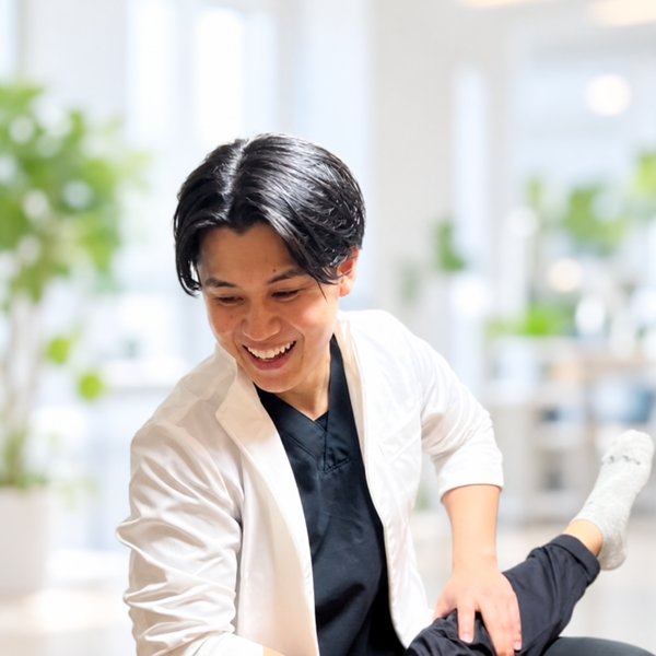 施術中の尾方 大誠
